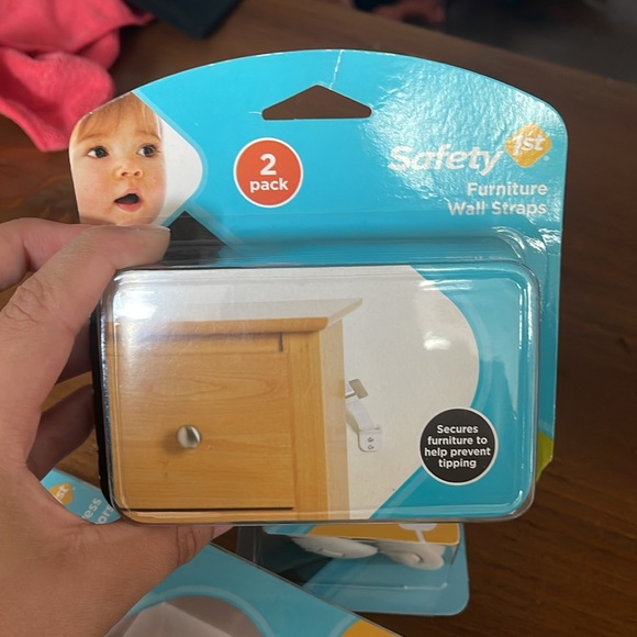 Safety 1st Plug Protectors and Furniture Wall straps x3 - Picture 2 of 2